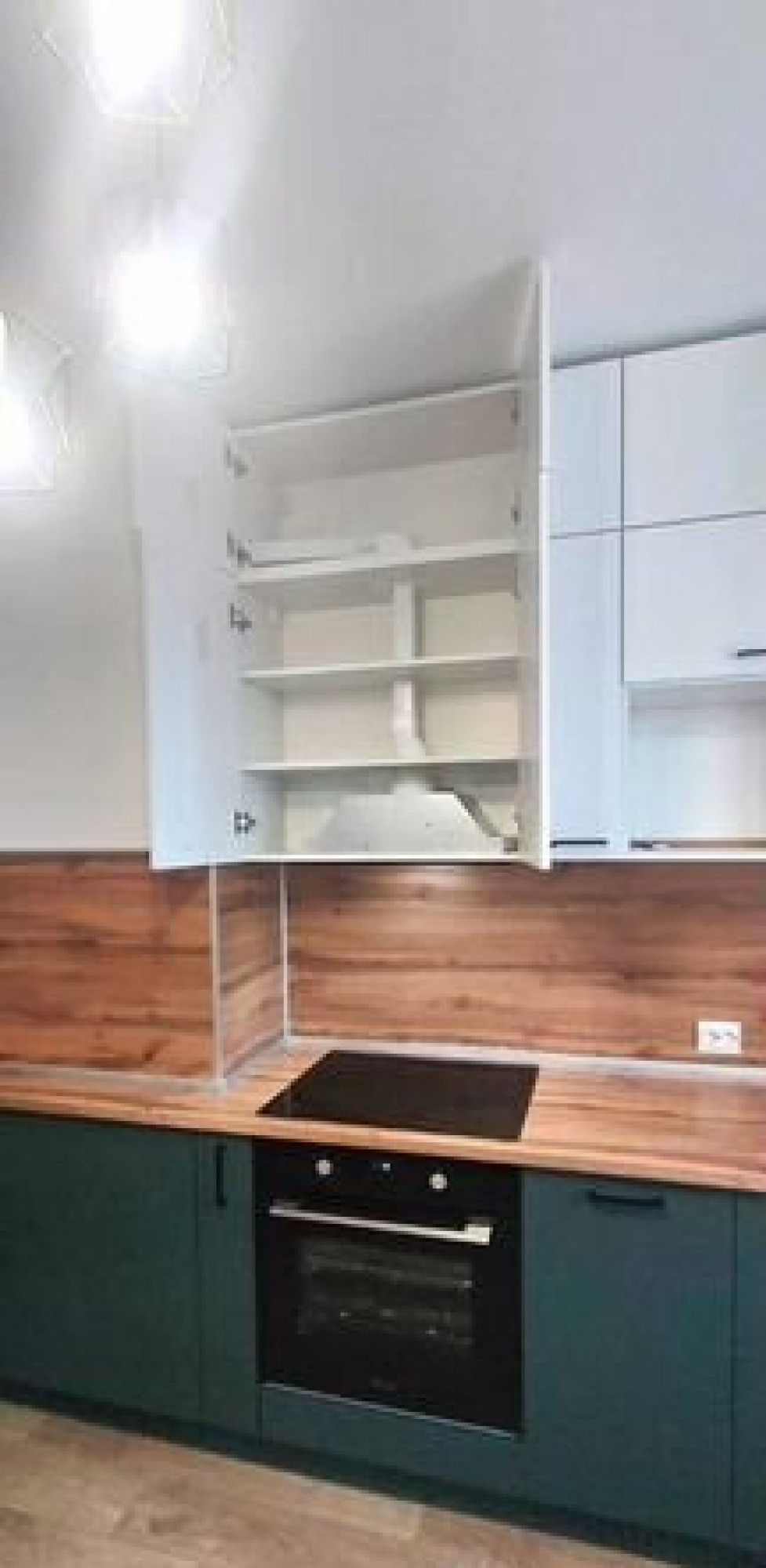 Угловая кухня в потолок с фурнитурой Blum на заказ