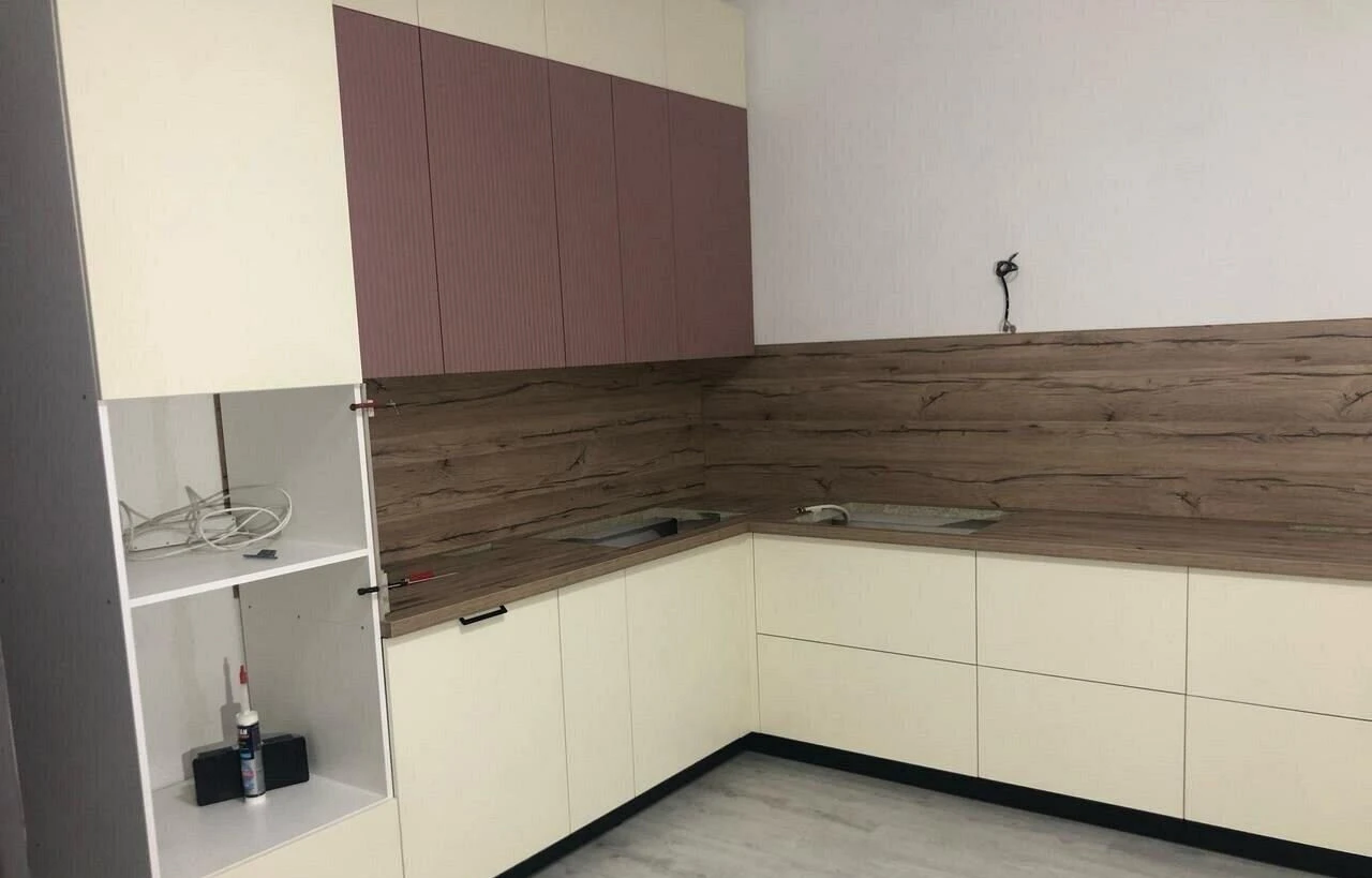 Светлые кухни с деревянной столешницей
