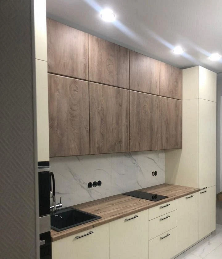 Светлые кухни с деревянной столешницей