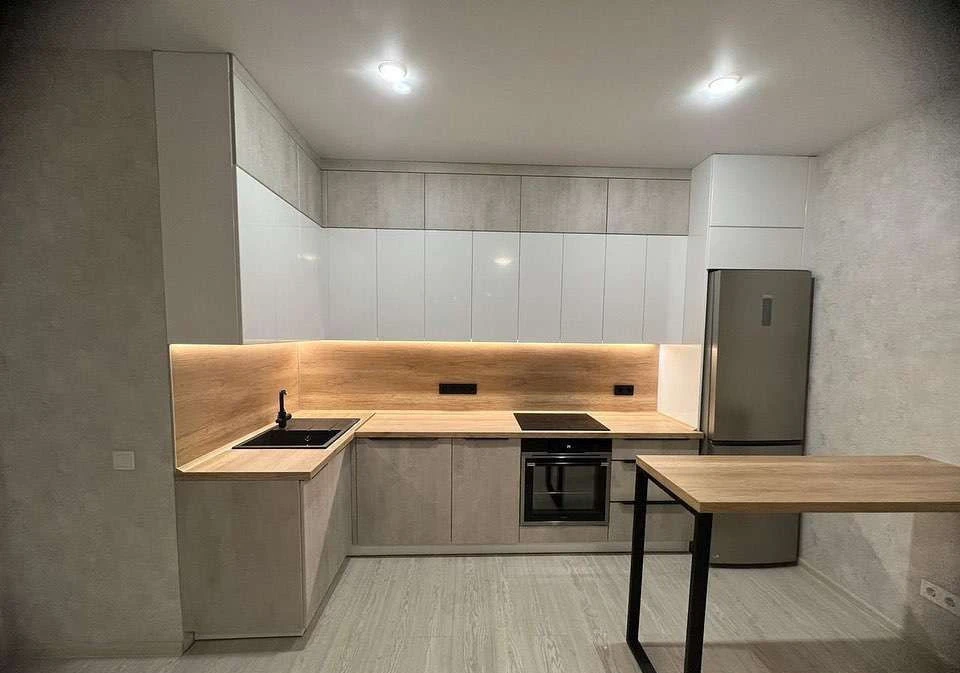 Современная кухня на заказ, торцевые ручки