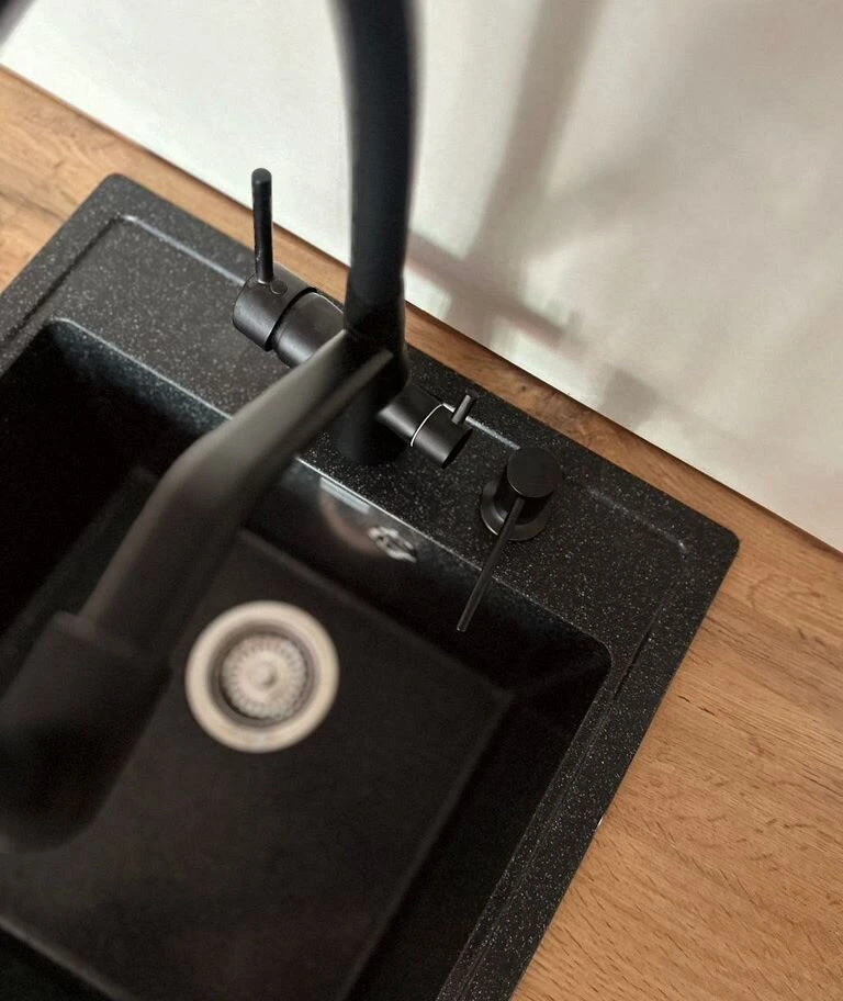 Стильная кухня-студия с обеденной зоной