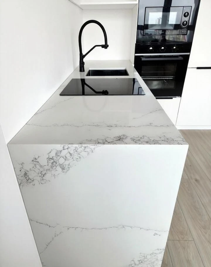 Кухня со столешницей из кварца